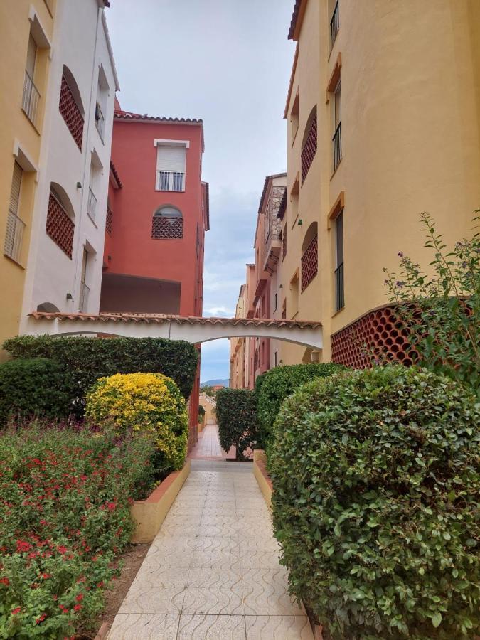 Appartement Empuriabrava Exteriör bild